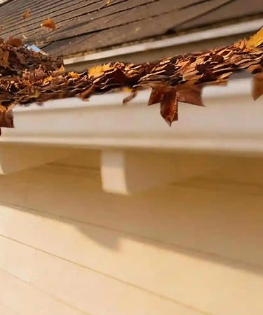 This small leaf blower extends from 48 inches to 98.4 inches, allowing you to clean high areas like roofs, gutters, and ceilings without the risk of ladder falls. It also helps reduce back strain by minimizing bending during everyday leaf cleanup. For compact storage, it can be easily placed in a shed, car trunk, or other tight spaces.